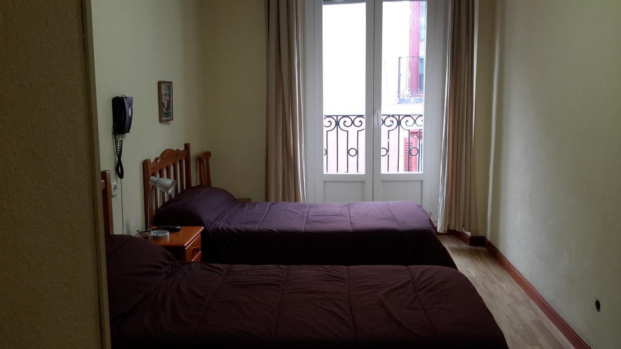 Hostal Rio Parana Мадрид Екстериор снимка
